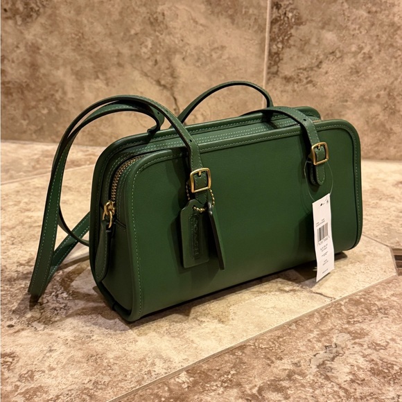 Coach Handbags - 💚Coach Swing Zip Rare Hard to Find Leather Green Handbag